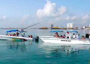 lanchas que llevan turistas a hacer snorkel