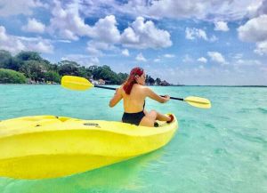 mujer joven en kayak en bacalar