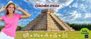 Turista rubia contenta de visitar Chichén Itzá