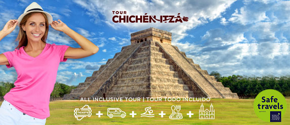 Turista rubia contenta de visitar Chichén Itzá