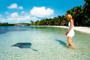 mujer rubia junto a mantarraya libre en isla contoy