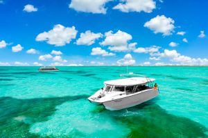 yate en aguas cristalinas del caribe mexicano