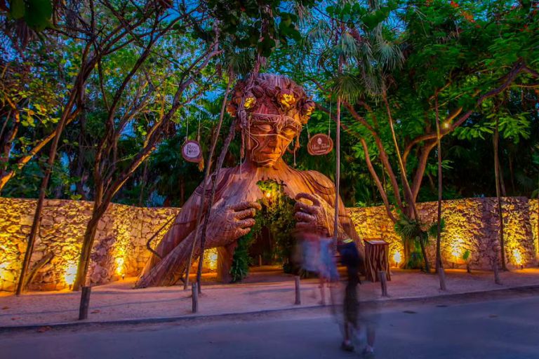¿Dónde se localiza la escultura ven a la luz en Tulum?