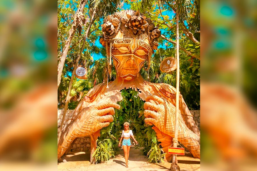 ¿Dónde se localiza la escultura ven a la luz en Tulum?