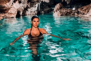 mujer joven en cenote subterraneo yaxmuul