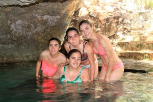 mujeres jovenes en cenotes