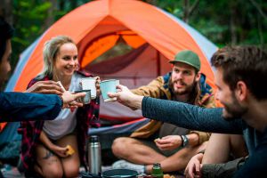 amigos tomando café en campamento