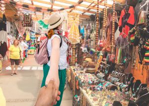 turistas paseando en mercado