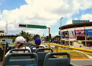 Autobus de tour en semaforo de cancun