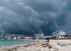 cielo nublado en cancun