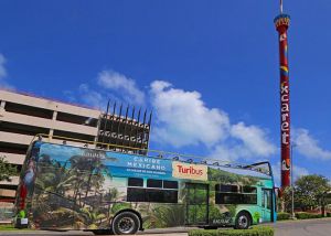 autobus de tour recorriendo cancun