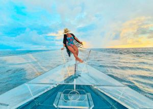 selffie en lancha transparente